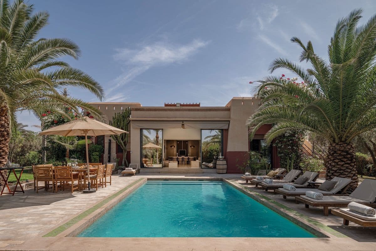 Piscine chauffée Villa Aima avec transats et table repas extérieure Marrakech