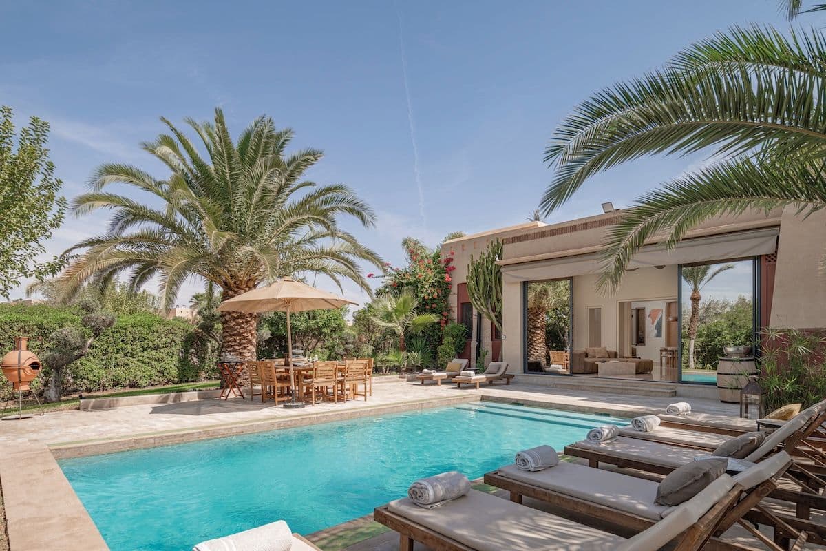 Piscine privée Villa Aima transats et palmiers Marrakech