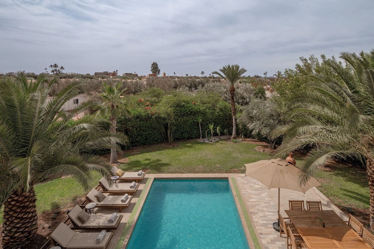 Vue aérienne piscine jardin et palmiers Villa Aima Marrakech